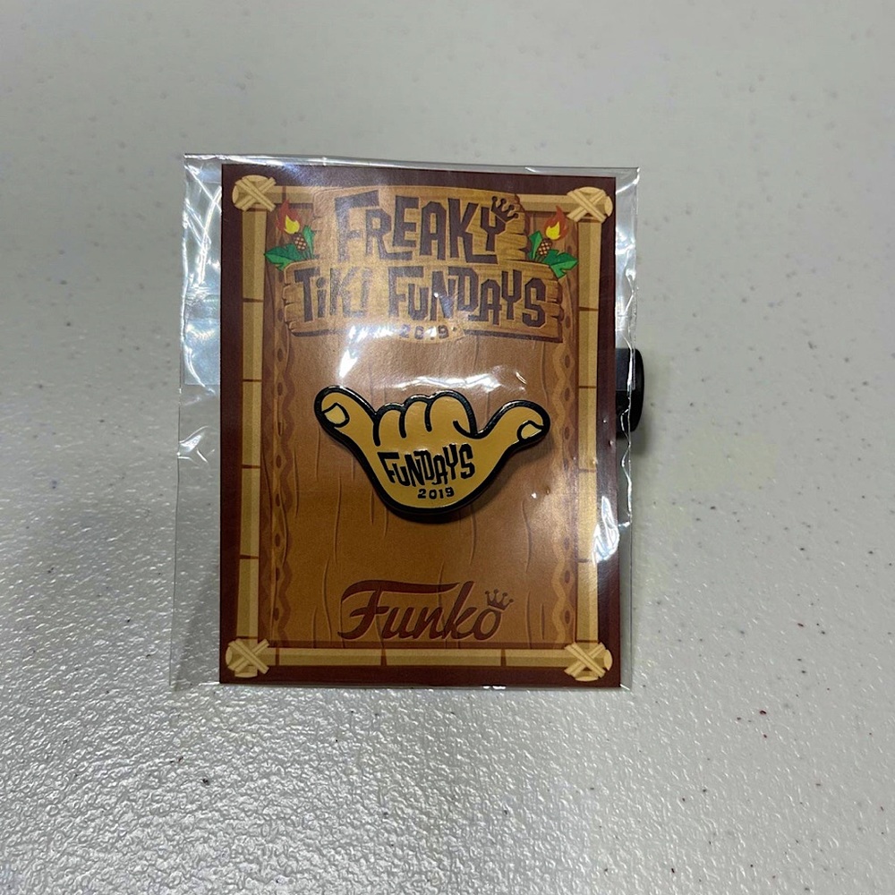 SDCC 2019 Freaky Tiki Funko Fundays 2019 Rare Limited Edition Freddy Hand Pin